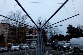 V Kopřivnici vysadili „ocelové stromy“, budou stínit na parkovišti - Novinky