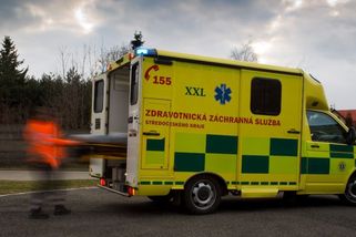 Felicia na D10 narazila do dodávky. V autě zemřelo dítě - Novinky