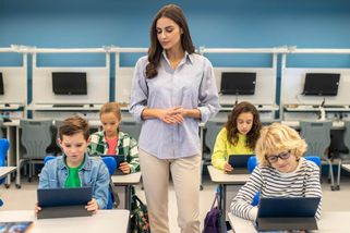 Mladí se za katedru nehrnou. Od učitelství je odrazuje stres, platy i nízká prestiž