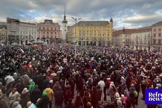 FOTO: Tisíce lidí po celém Česku vyšly do ulic podpořit prezidenta