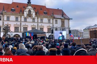 FOTO, VIDEO: Stojíme za prezidentem v Olomouci: demonstrace zaplnila náměstí před orlojem