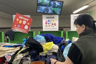 Co se děje s oblečením, které hodíte do kontejneru. Na charitu míří zlomek - Seznam Zprávy