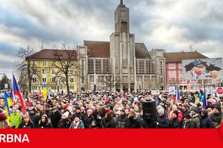 FOTO: V Hradci se už podruhé sešly stovky lidí na podporu prezidenta