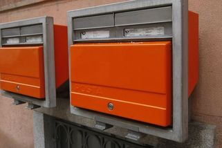 Dražší, ale pomalejší. Pošta už testuje nový systém doručování dopisů. A je to rébus - Novinky