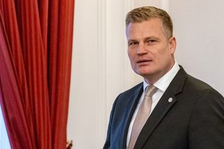 Turkův drsný výsměch kolegům! Motorista vytáhl luxusní Bentley a rýpnul si do poslanců