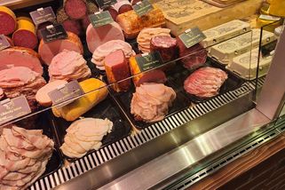 Šunku máme jen oschlou. Další dokrájím, až se to prodá - Médium.cz