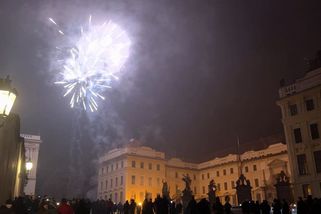Tisíce lidí v Praze oslavily příchod roku 2025, policie uzavřela Smetanovo nábřeží - Novinky