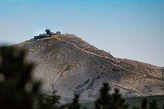 Sněžka není fakticky nejvyšší horou Česka, její vrchol leží v Polsku - Médium.cz