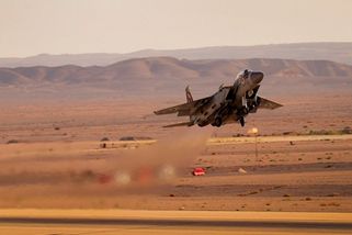 securitymagazin.cz/historie/libanonska-hra-na-kocku-a-mys-legendarni-sestreleni-prvniho-mig25-izraelskou-f15-1404072157.html