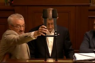 Fraška ve Sněmovně: Překřikování a přetahování o mikrofon. Nechám vás vyvést, hrozila Pekarová Babišovi