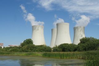 Rozebírali trosky svých domů a plakali u toho. Jejich ves umírala, rodila se jaderná elektrárna - Médium.cz