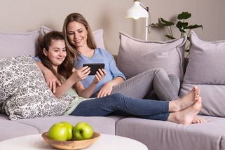 Ceny energií dále klesají. ČEZ zlevňuje elektřinu a plyn hluboko pod vládní stropy