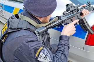 Výdaje na výsluhy policistů či vojáků jdou do miliard a prudce rostou. Experti radí propouštět