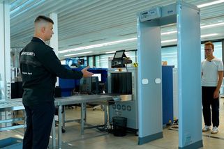 Jak projít bezpečnostní kontrolou na letišti? Připravte se dopředu a dejte pozor na zakázané předměty - Novinky