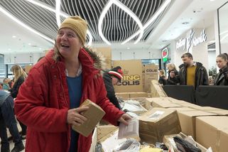 Do Prahy se vrátil obchod se ztracenými zásilkami. Lidé opět za neznámé předměty utrácí tisíce - Novinky