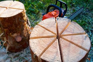 Švédská svíce nahradí ohniště, poslouží jako vařič v terénu i dekorativní táborák. A nemusíte ani přikládat