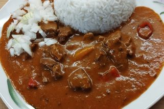 Poctivý hovězí guláš s rýží