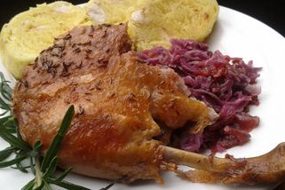 Jak uvařit kachnu s červeným zelím? Tradiční pečínka báječně provoní celý domov