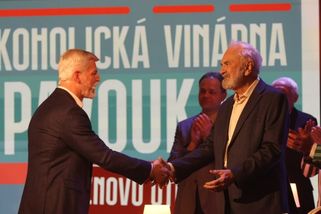 Zdeněk Svěrák oslavil životní jubileum v Divadle Járy Cimrmana. K devadesátinám mu popřáli herečtí kolegové i prezident Pavel