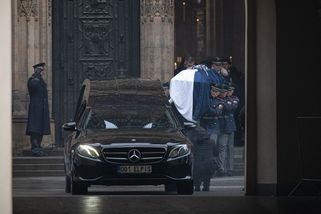 ON-LINE: Odjezdem rakve na Orlík skončilo poslední rozloučení s Karlem Schwarzenbergem - Novinky