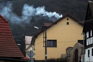 Prozradí vás nechutný kouř z komína! Kdo zatopí ve starém kotli, dostane pokutu 50 tisíc korun