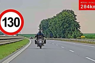 Motorkář se řítil po dálnici u Vyškova dvoustovkou s dítětem za zády - Novinky