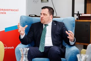 Europoslance Zdechovského vyřadili z aktivní zálohy. Tvrdí, že to oslabí obranu země