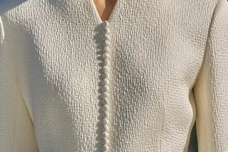 Dior představil hit sezóny: Sako střižené tak, že lichotí každé ženě