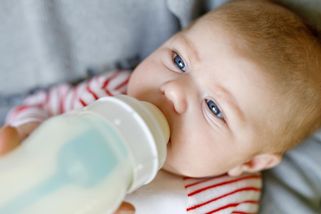 Rodiče chtějí testy staženého kojeneckého mléka. Úřady je odmítají - Seznam Zprávy