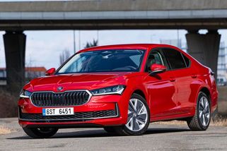 Škoda Superb s nejsilnějším benzinem je takové skryté RS. A zbavila se nejotravnější vlastnosti předchůdce - Garáž.cz