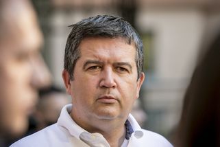 Hamáček ve sněmovně opět jako doma. Strnadův člověk má zlatou kartu a s ní doživotní přístup k poslancům