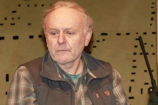 Fanoušky chtěl Jaroslav Dušek ošálit bydlením v hliněné rotundě, ve skutečnosti jezdí už roky na chalupu k moři