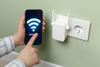 Konec vztekání se kvůli slabé wifi. Zesilovače do zásuvky vám dostanou internet i za roh a přes tlustou stěnu