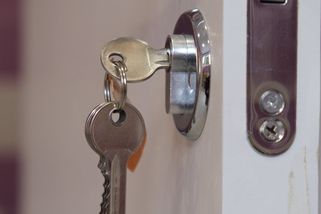 Většina Čechů nechává klíč v zámku přes noc. Zámečník vysvětluje, kdy je to zbytečné riziko