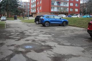 Parkování mimo systém. Lidé z jihlavského sídliště odkoupili pozemek za milion