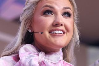 Erika Kirk, manželka zavražděného „mučedníka“, vyrostla na ramenou feminismu - Médium.cz