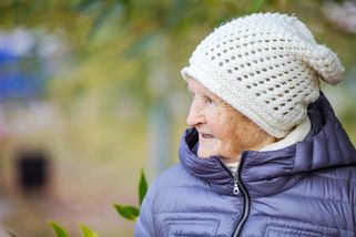Otřesná chyba českých seniorek při výběru zimní čepice. Chtějí vypadat mladě, ale nosí styl, který je dávno z módy