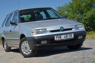 Otestovali jsme mimořádně zachovalou Škodu Felicia. Jako kdysi, bez klimatizace, posilovače... Zvládne ještě dnešní provoz? - Garáž.cz