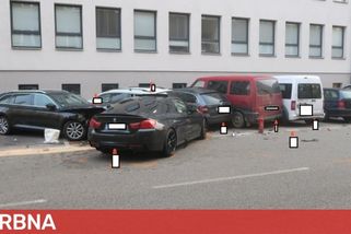 Opilý řidič naboural v centru města pět aut. Škoda přesahuje milion korun