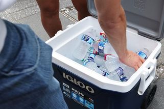 Američan rozdává vodu zdarma, sdružení vlastníků mu za to každý měsíc vystavuje pokutu - Novinky