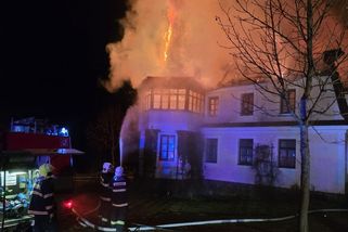 V Krkonoších v noci hořel dvoupatrový dům. Lidé včas utekli - Novinky