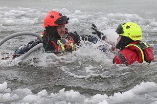 Drsné škrty u dobrovolných hasičů. Vláda popřela svůj program, bouří se obce