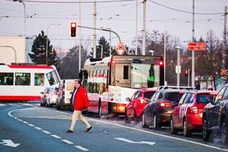 Čím jezdíte do práce, zpovídají velké firmy v Česku zaměstnance. Souvisí to se směrnicí EU - Novinky