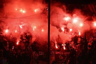 Policista zraněný světlicí při řádění fanoušků v Aténách zemřel - Sport.cz