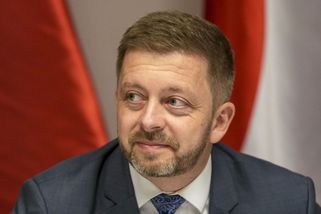 U Českého Brodu se objevily plakáty s ministrem Rakušanem v pytli na mrtvoly - Novinky