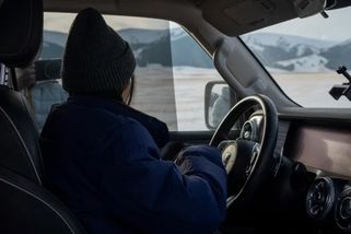 Čeští řidiči se v zimě dopouštějí zásadní chyby. Kvůli bundě zbytečně hazardují se zdravím