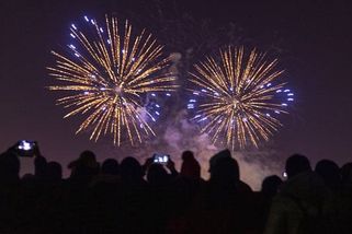 Začal platit zákaz ohňostrojů, mapa ČR zčervenala. Zóny se dotýkají i slavný „S"