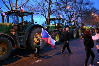 Česká vlajka v hnoji: Zemědělce před ČT podpořili...