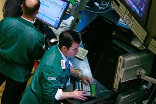 Americké akcie v úterý prudce posílily díky nadějím na konec války. Divoká jízda ale může po ztrátov