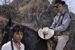 Idol žen Chico ze Sedmi statečných miloval muže. Odmítl hrát Vinnetoua, pak skončil v české pohádce - Médium.cz